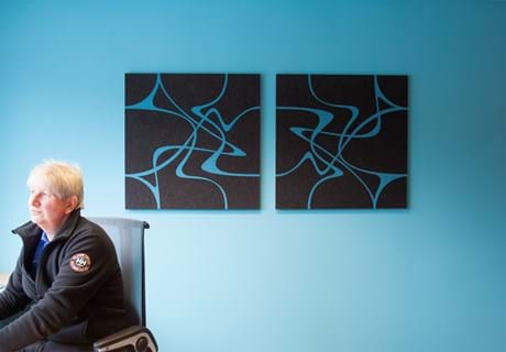 akustikmoduler Twister i filt på blå væg